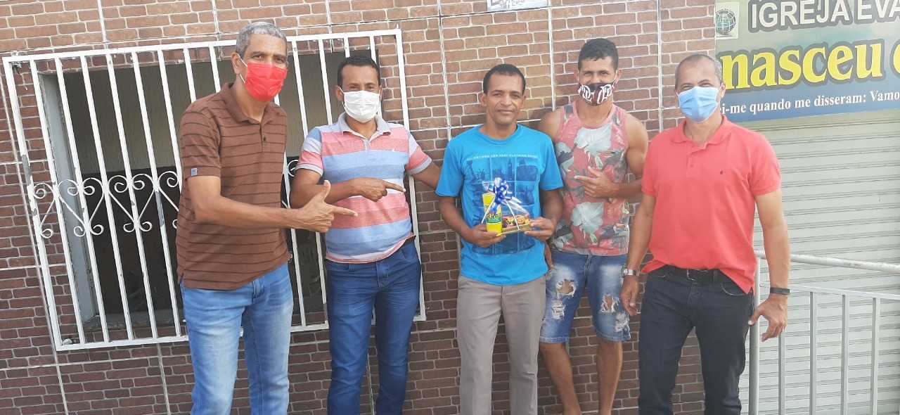 Camacã: Garis são homenageados em suas casas